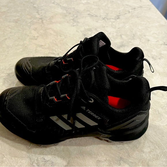 Black Adidas walking sneakers. Size 8 men, worn twice, great condition. - Picture 4 of 4